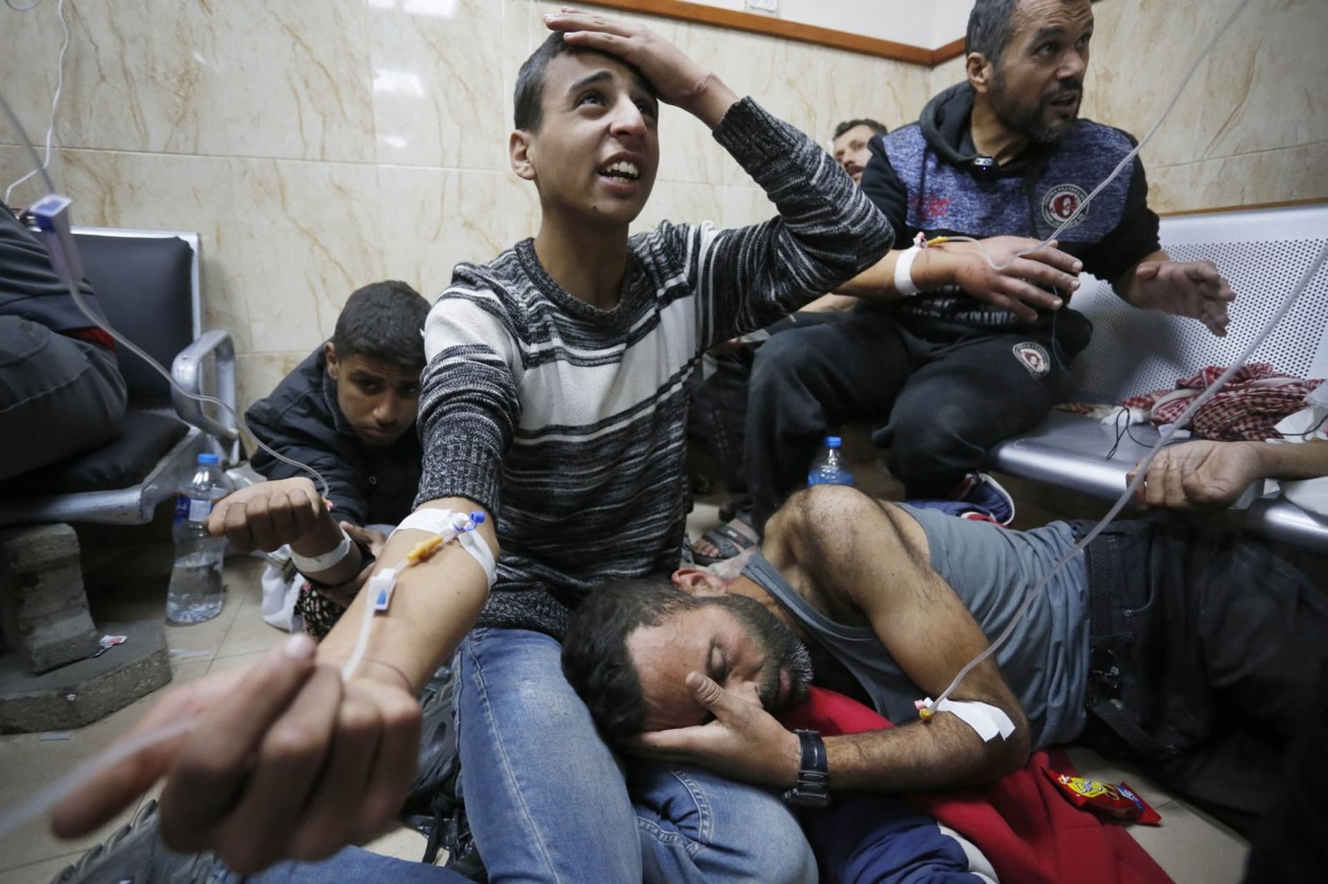 Palestinci zotavující se ze zadržení izraelskou armádou v nemocnici Al-Aksá.