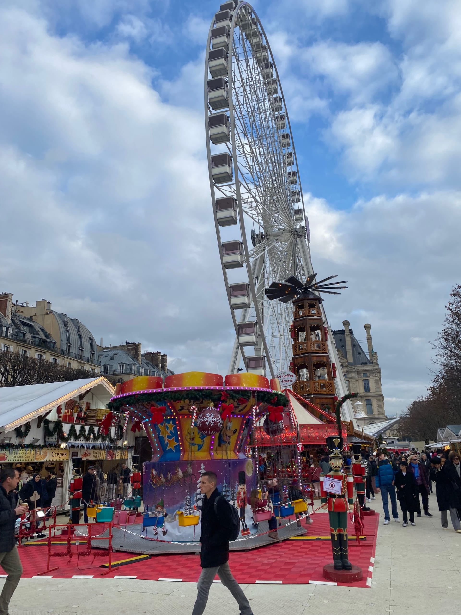 Vánoční trhy u muzea Louvre připomínají spíš zábavní park.