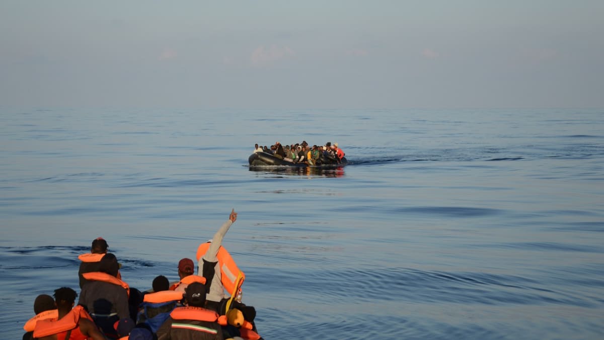 Člun s migranty ve středozemním moři