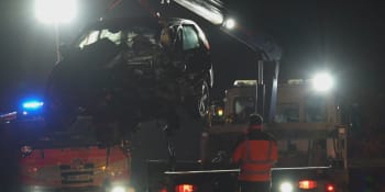 Tragická nehoda na Plzeňsku. Auto přejelo do protisměru, čelní střet nepřežili dva lidé
