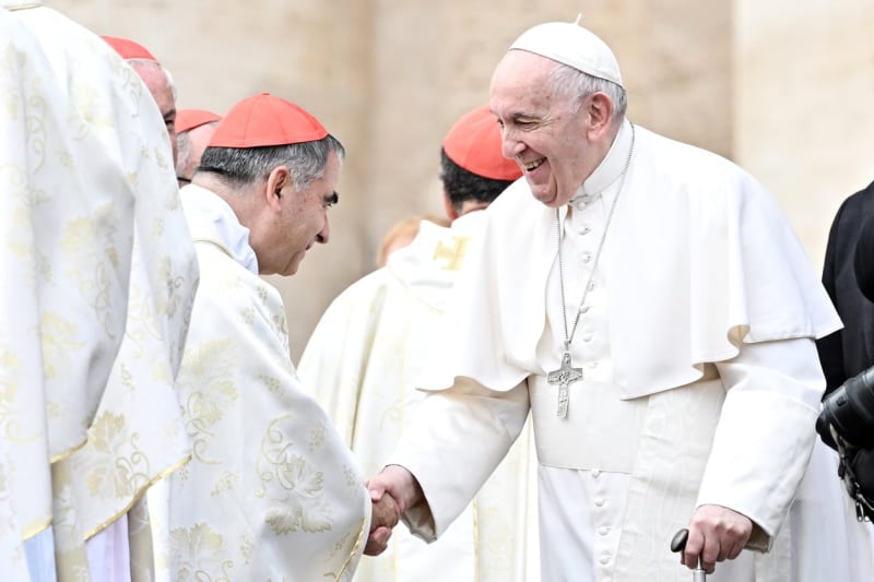 Kardinál Angelo Becciu a papež František