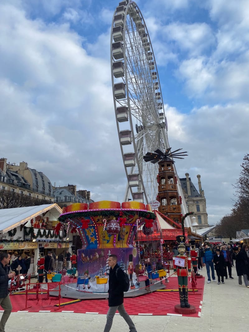 Vánoční trhy u muzea Louvre připomínají spíš zábavní park.