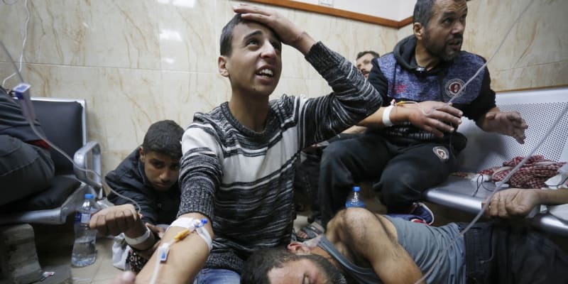 Palestinci zotavující se ze zadržení izraelskou armádou v nemocnici Al-Aksá
