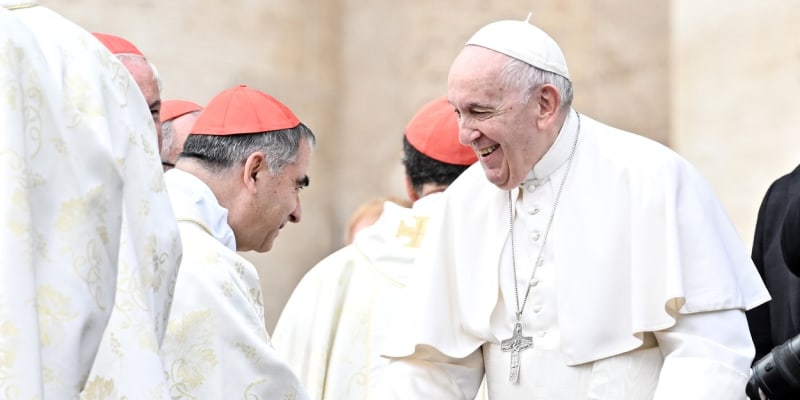 Kardinál Angelo Becciu a papež František