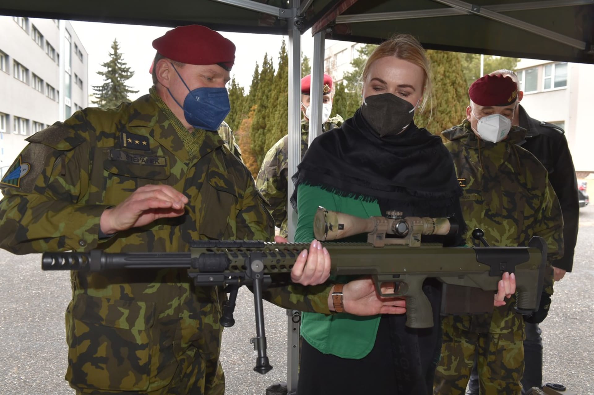 Ministryně obrany Jana Černochová navštívila 4. února 2022 4. brigádu rychlého nasazení v Žatci. Na snímku si prohlíží odstřelovačskou pušku, vlevo je Jan Štěpánek, velitel brigády.