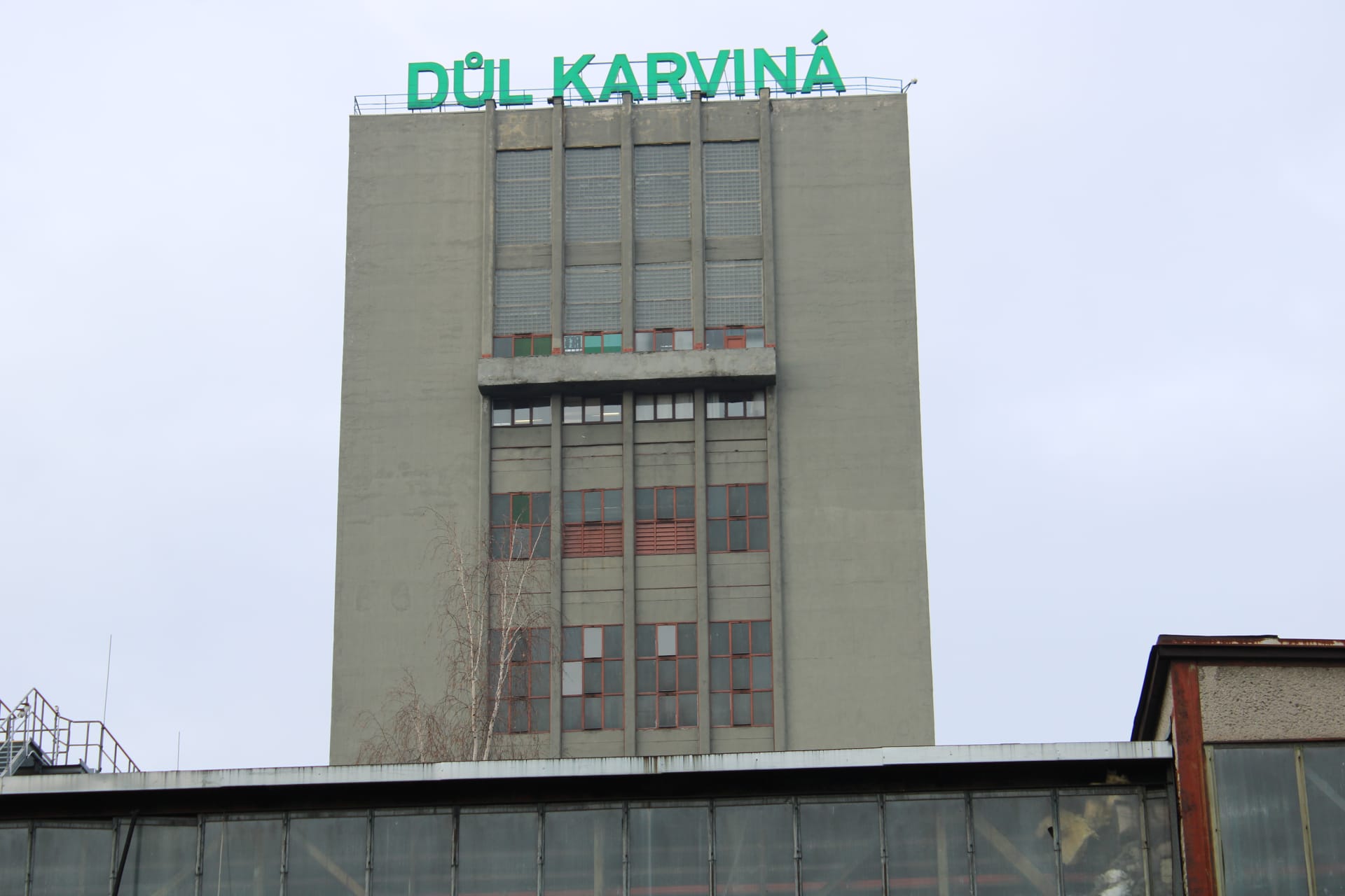 Tam v Karviné, poslední uhelná šachta, Důl Karviná závod ČSA, ukončila těžbu v únoru 2021. Uhlí se těží už jen v sousední Stonavě.