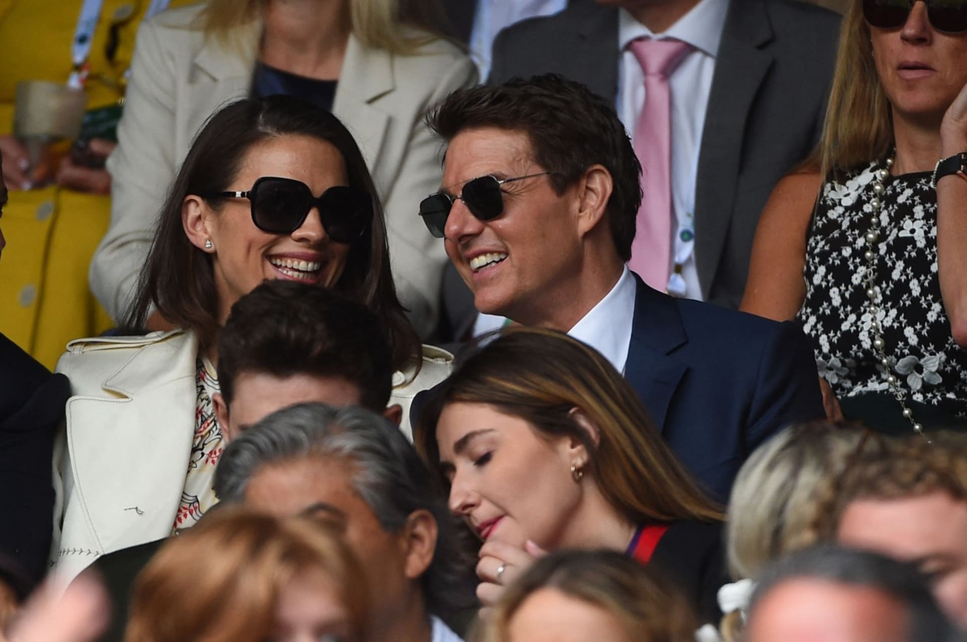 Tom Cruise a Hayley Atwell při sledování Wimbledonu. 