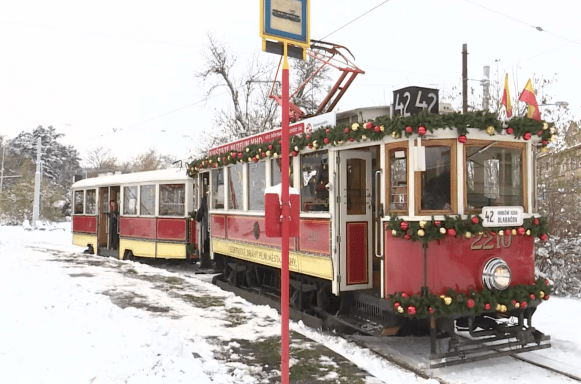 Historická, vánočně vyzdobená tramvaj linky č. 42