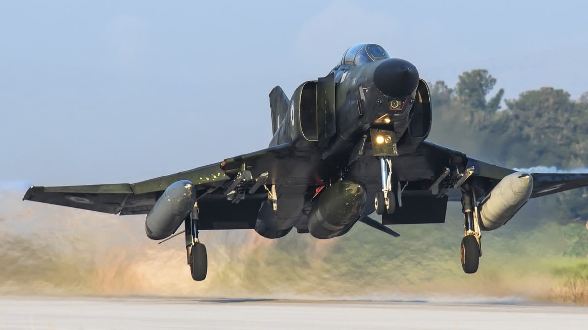 F-4 Phantom míří k nebi.