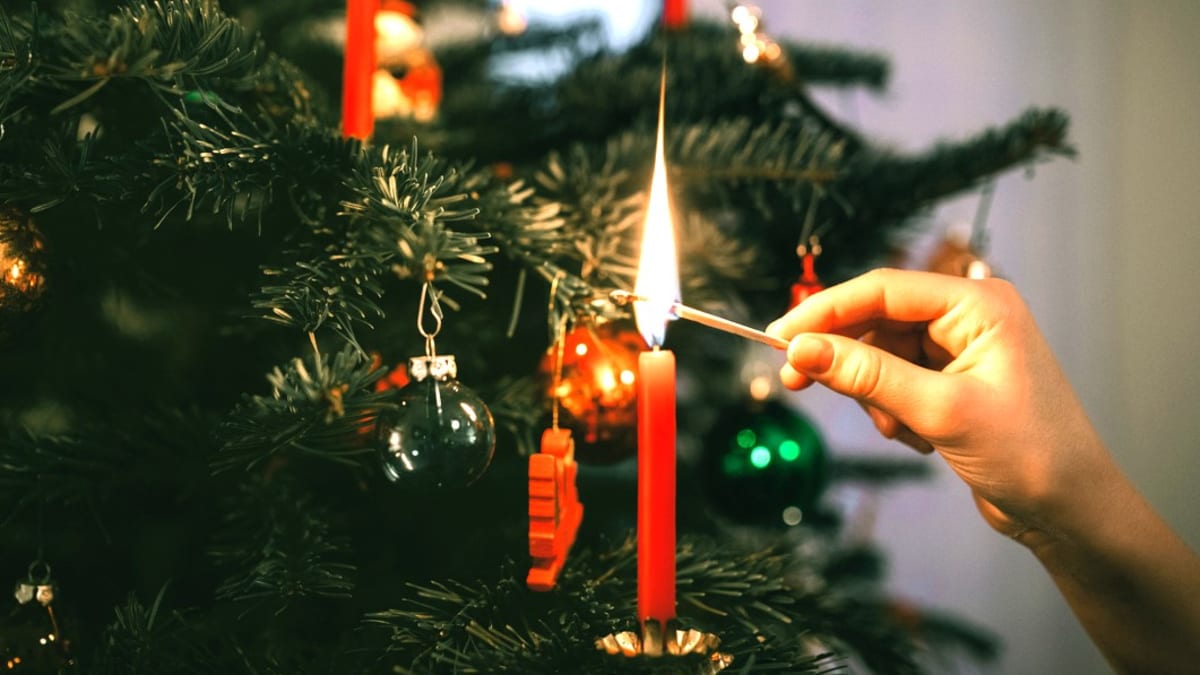 Nezkazte si Vánoce požárem aneb Naučte se správně zacházet se svíčkami či prskavkami