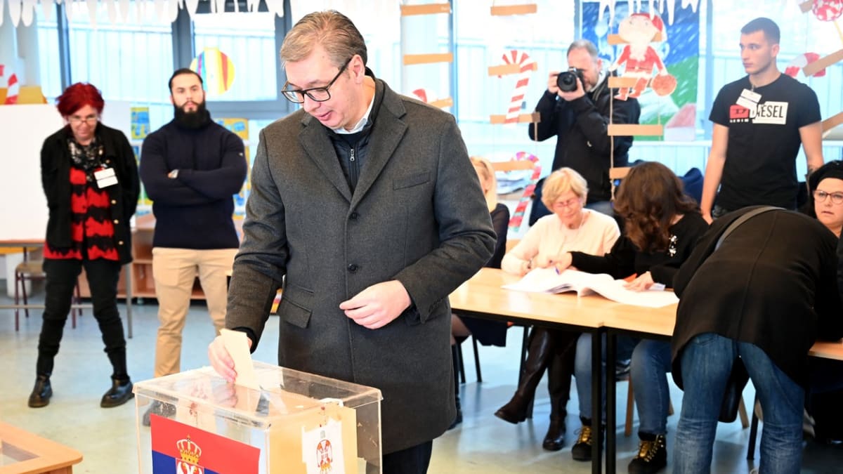 Srbský prezident Aleksandar Vučič ve volební místnosti