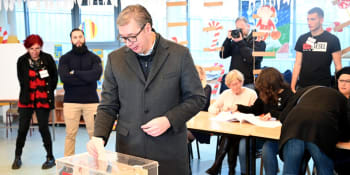 Předčasné volby v Srbsku jasně ovládla strana prezidenta Vučiče, ukazují odhady
