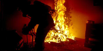 Tragický advent: 13letý hoch zapálil stromek, při požáru zemřel. Umírám smutkem, pláče matka