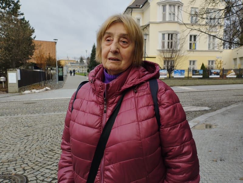 Hlasy z karvinských ulic, 76letá Věra Böhmová. Vadí jí ovzduší, vyloučené lokality a kriminalita. Nedávno jí vykradli auto zaparkované přímo pod okny paneláku, ve kterém žije.