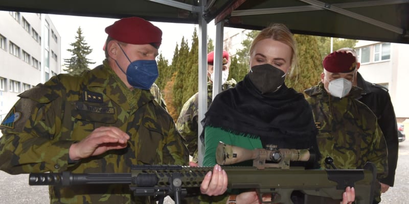 Ministryně obrany Jana Černochová navštívila 4. února 2022 4. brigádu rychlého nasazení v Žatci. Na snímku si prohlíží odstřelovačskou pušku, vlevo je Jan Štěpánek, velitel brigády.