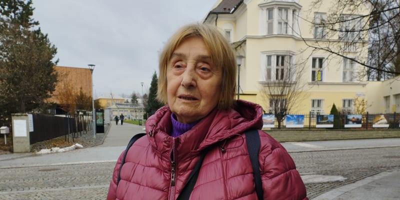 Hlasy z karvinských ulic, 76letá Věra Böhmová. Vadí jí ovzduší, vyloučené lokality a kriminalita. Nedávno jí vykradli auto zaparkované přímo pod okny paneláku, ve kterém žije.