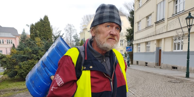 Hlasy z karvinských ulic, 65letý exhorník Pavel Mžik nyní zametá město. Vadí mu ovzduší a vyloučené lokality.