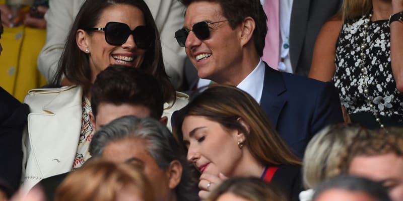 Tom Cruise a Hayley Atwell při sledování Wimbledonu. 