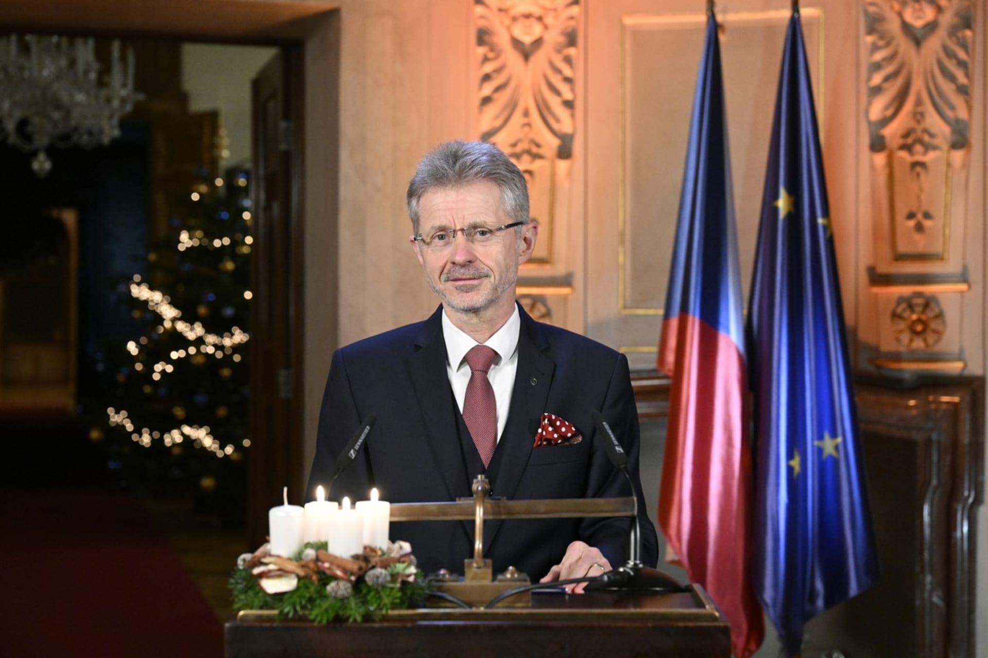 Předseda Senáru Parlamentu České republiky Miloš Vystrčil během adventního projevu (18. 12. 2023).