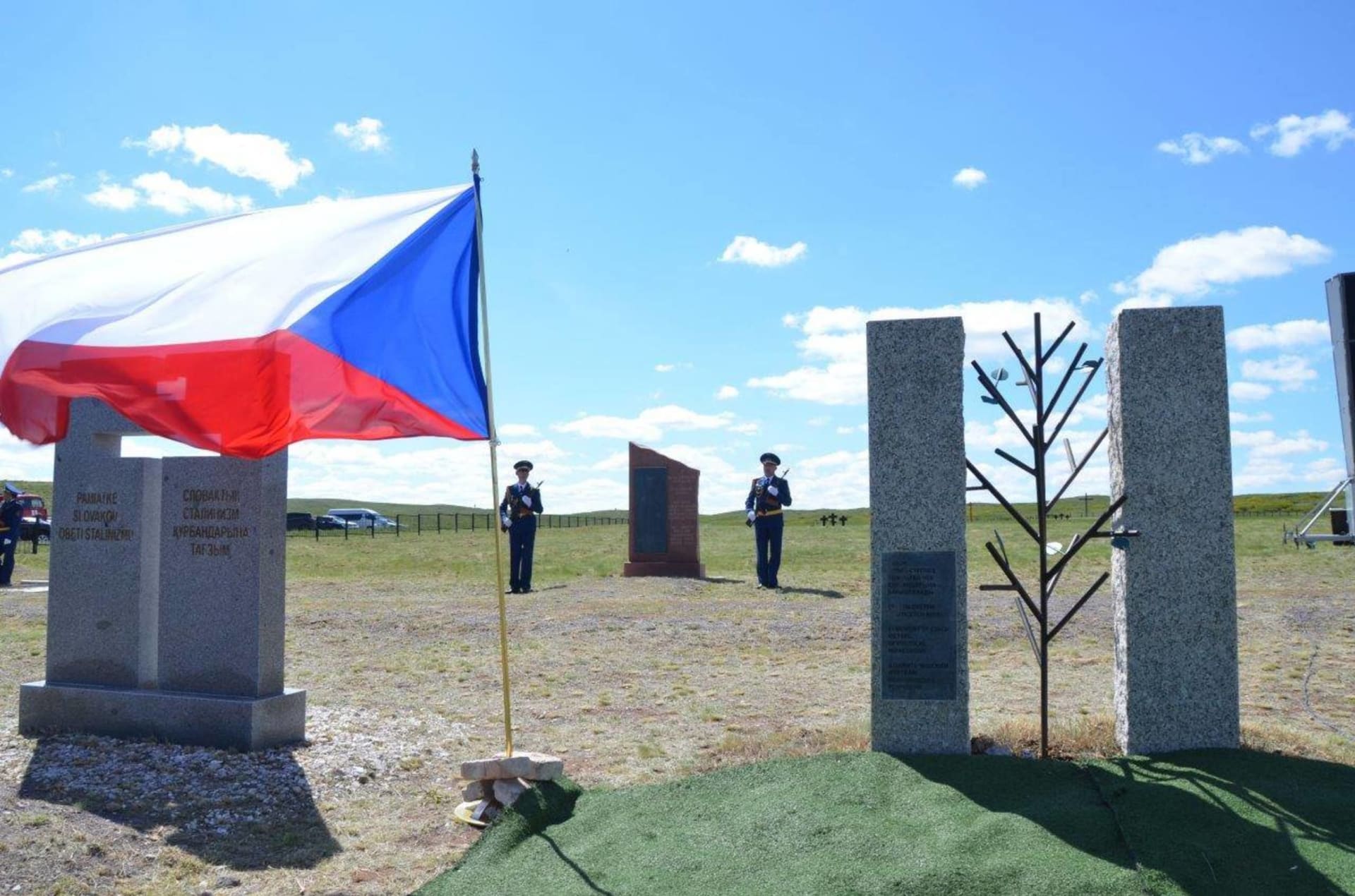 Odhalení pomníku českým obětem sovětských represí u města Spassk v květnu 2018.