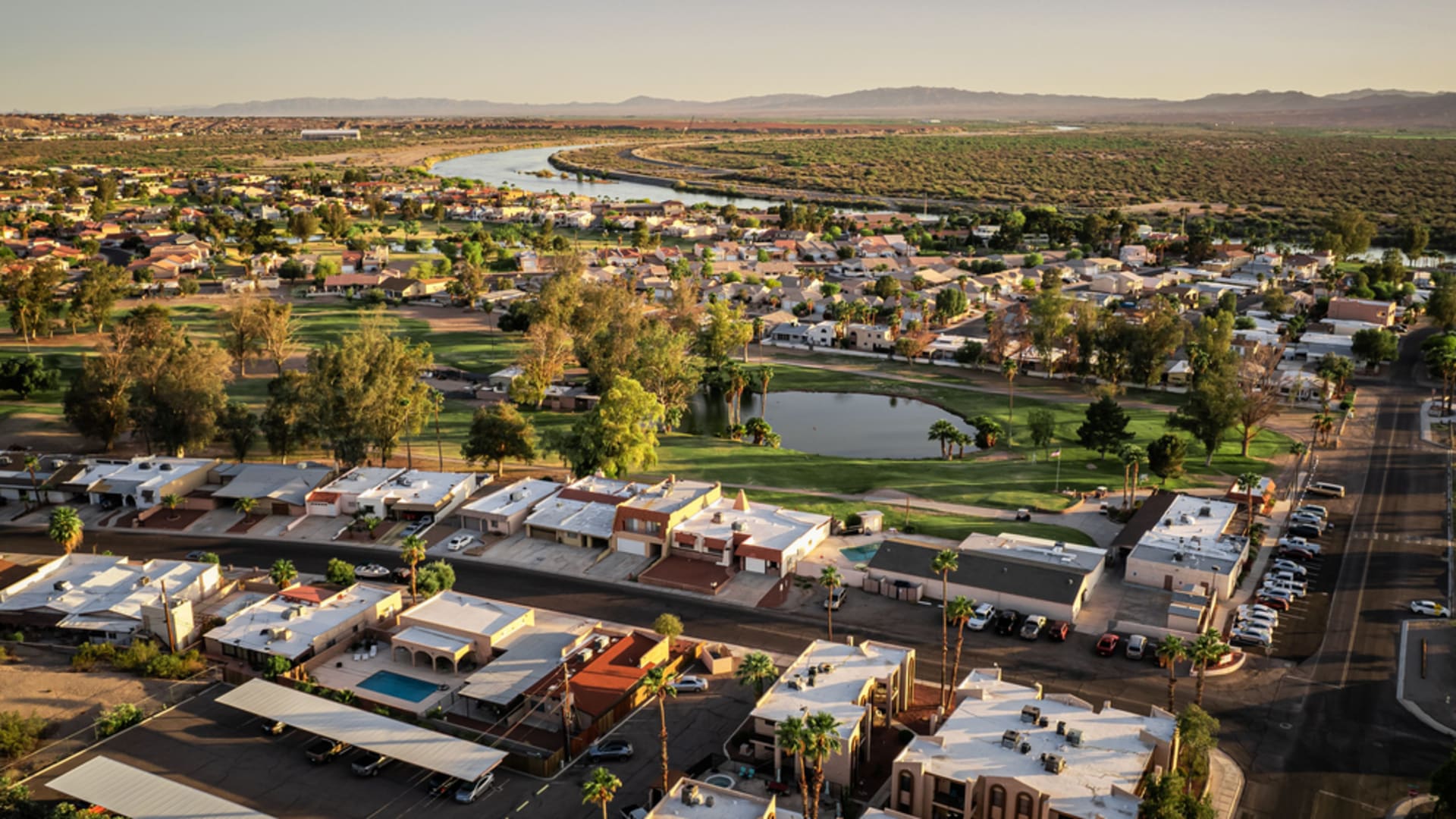 Město Bullhead City leží na hranici Arizony s Nevadou a protéká jím řeka Colorado