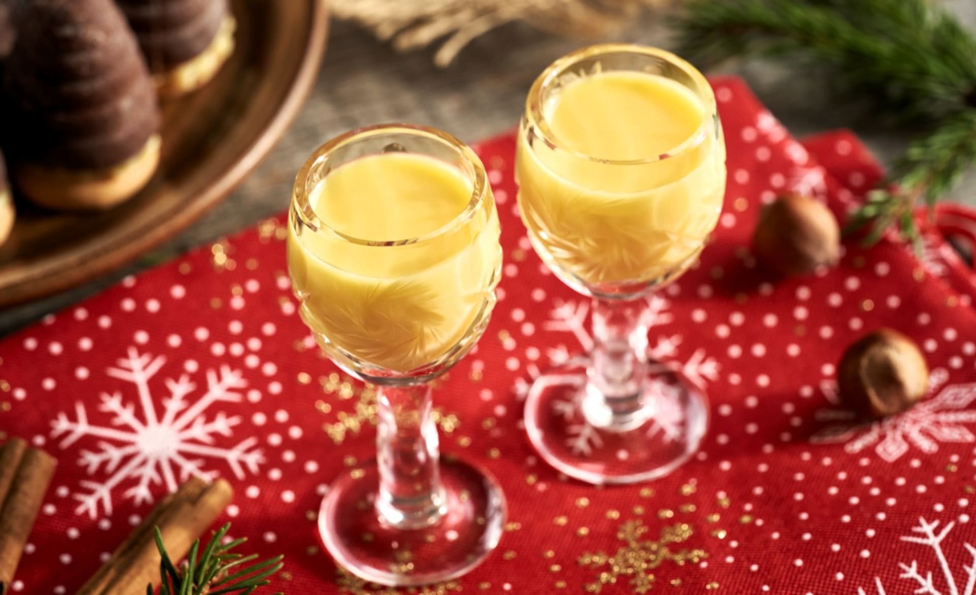Vánoce bez domácího likéru? Tak to ne! Udělejte si tradiční český vaječňák nebo likér perníkový či mandlový