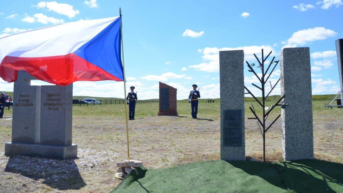 Odhalení pomníku českým obětem sovětských represí u města Spassk v květnu 2018.