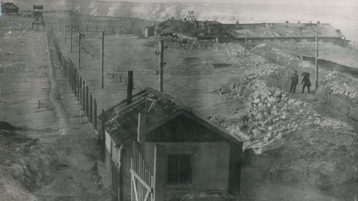 Jeden z lágrů Vorkutsko-pečorského pracovně-nápravního tábora, rok 1945. 