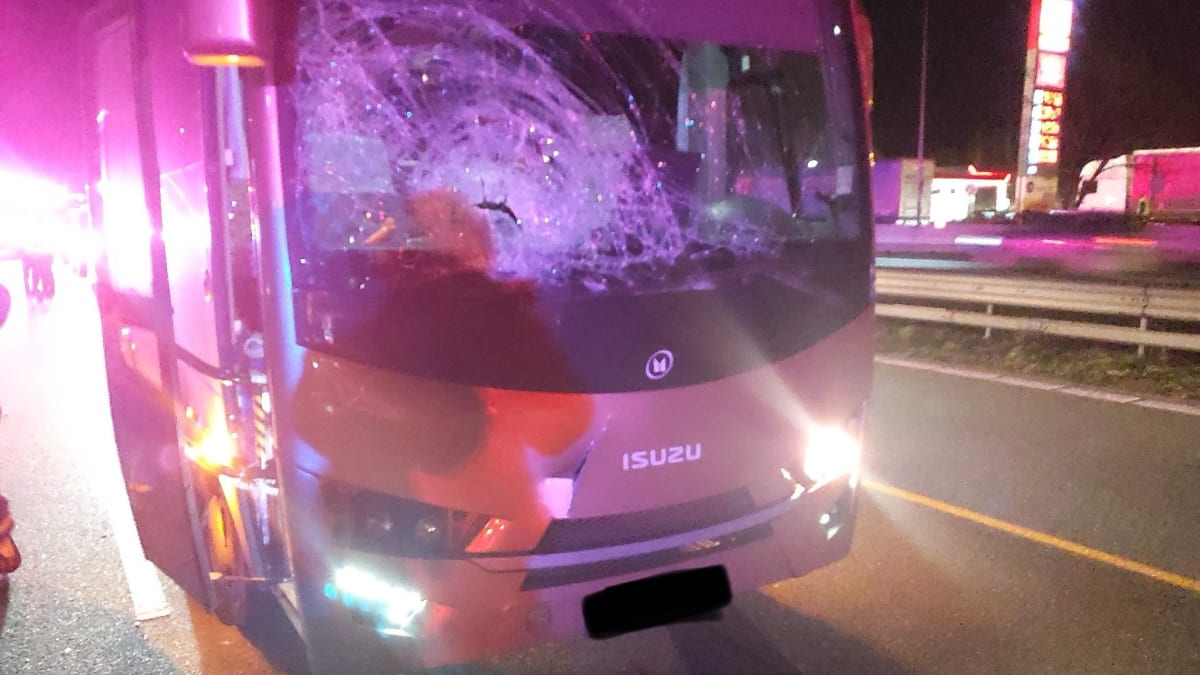Autobus srazil na dálnici D1 chodce, který střet nepřežil (18. 12. 2023).