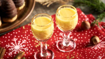Udělejte si tradiční vánoční vaječný koňak. A zkuste i perníkový nebo mandlový likér