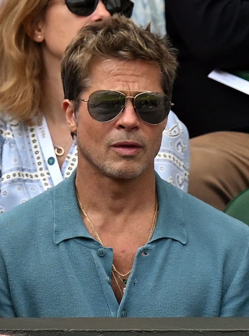 Brad Pitt při sledování finálového zápasu mužské dvouhry na letošním Wimbledonu