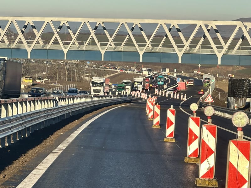 Nový úsek dálnice D7 u Chlumčan
