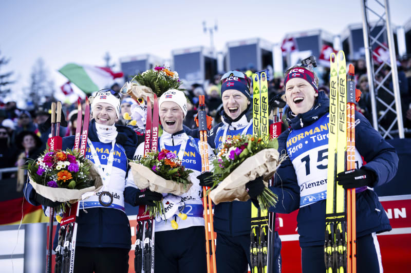 Sturla Holm Laegreid s dalšími norskými biatlonisty po sobotním závodu mužů na 12,5 km v rámci Světového poháru v biatlonu ve švýcarském Lenzerheide