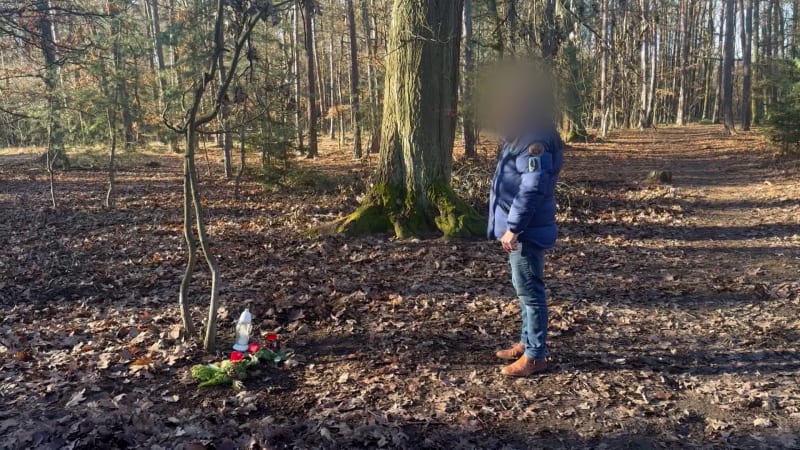 Otec zavražděného přišel do Klánovického lesa zapálit svíčku (18. 12. 2023).