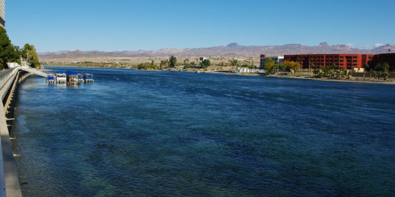 Město Bullhead City leží na hranici Arizony s Nevadou a protéká jím řeka Colorado