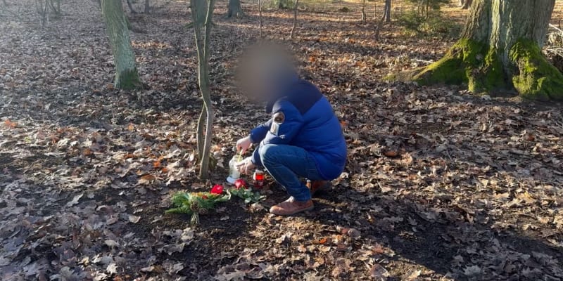 Otec zavražděného přišel do Klánovického lesa zapálit svíčku (18. 12. 2023).