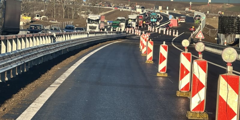 Nový úsek dálnice D7 u Chlumčan