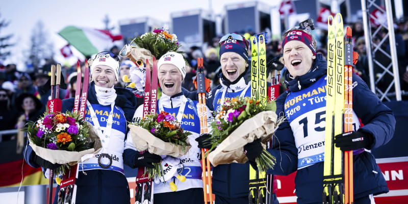 Sturla Holm Laegreid s dalšími norskými biatlonisty po sobotním závodu mužů na 12,5 km v rámci Světového poháru v biatlonu ve švýcarském Lenzerheide