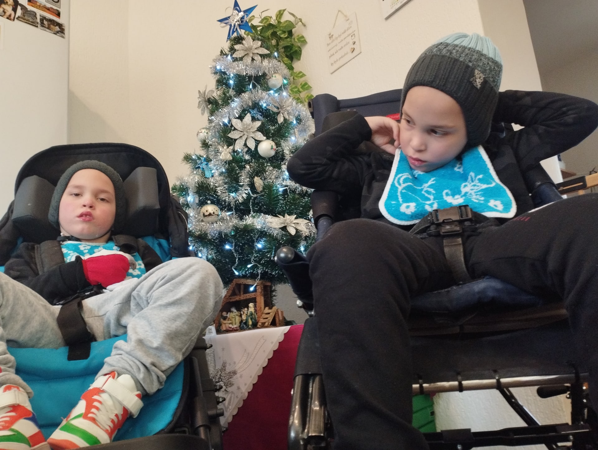 Šestiletá dvojčata Matěj a Šimon Riemlovi z Bohuslavic prý chápou svět jako tříměsíční mimina, alespoň podle lékařů. Vánoce údajně nevnímají, jejich rodiče by ale dvojčata nikdy nedali do ústavní péče. 
