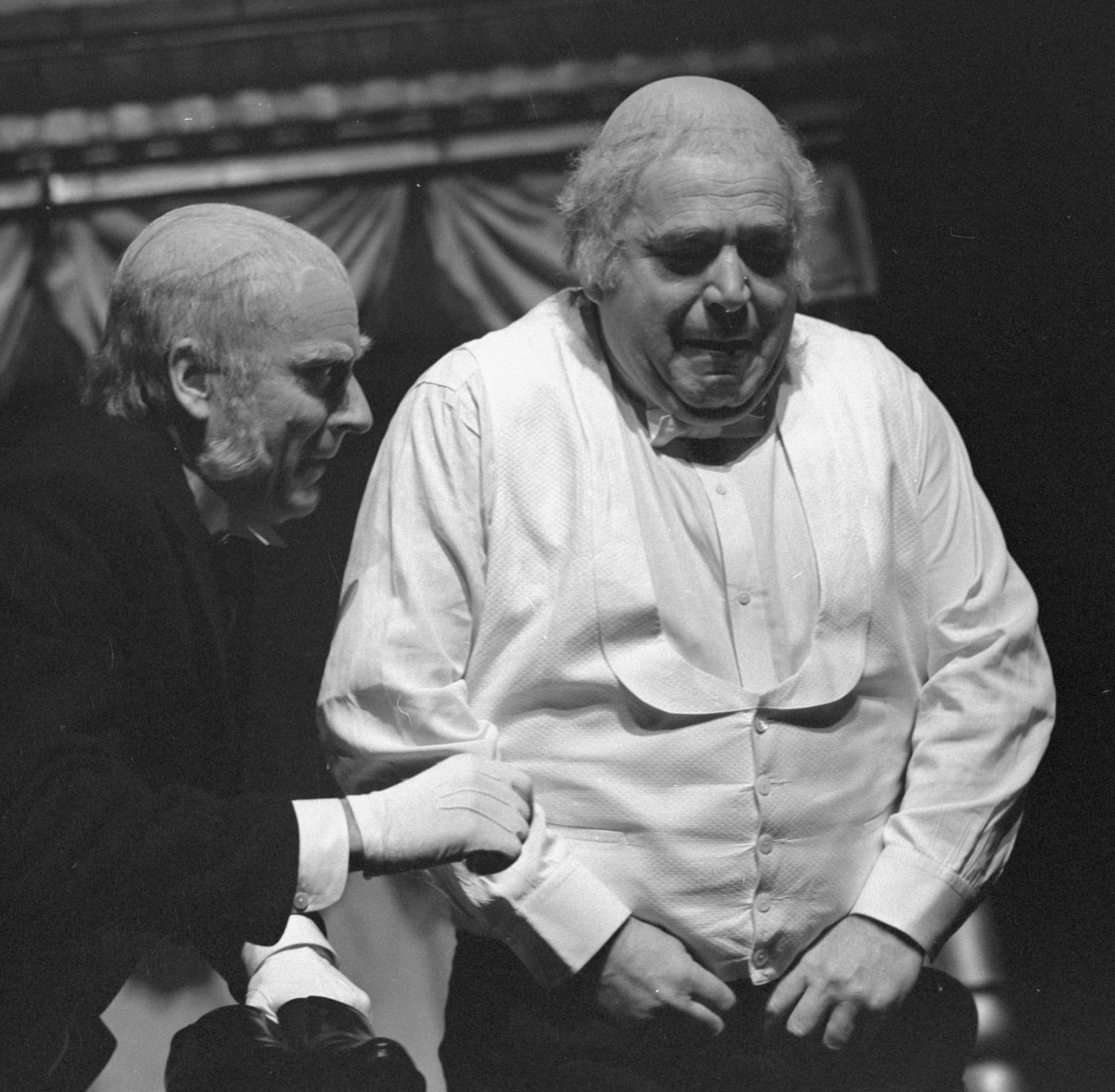 Ota Sklenčka se Svatoplukem Benešem v představení Čtrnáctý hrabě Gurney na scéně Komorního divadla v Praze. 