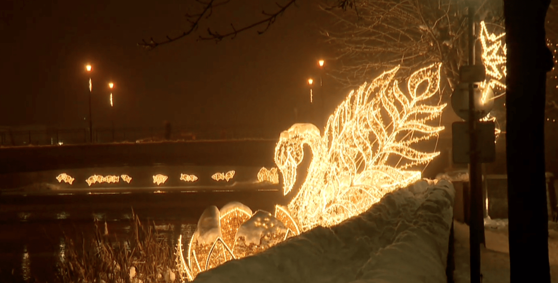 Světelná vánoční výzdoba sahá od centra Třebíče až k řece.
