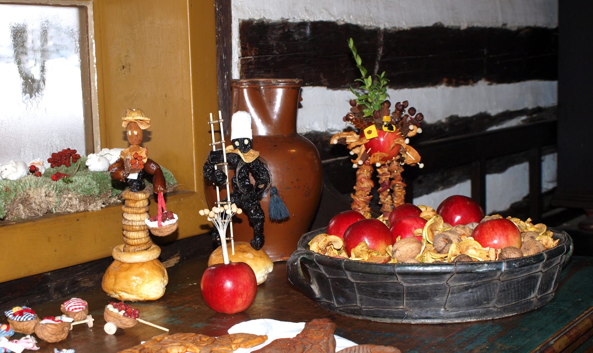 Historie štědrovečerní večeře: Na tradičním vánočním stole mělo své pevné místo ovoce, které představovalo svornost rodiny. Bylo buď čerstvé, sušené, vařené i jinak upravené.