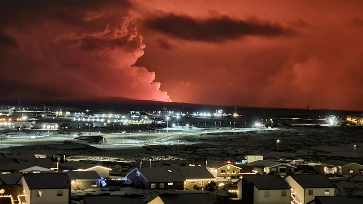 Grindavík se mění v ohnivé inferno.