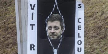 Pomsta za Putina? U Českého Brodu byly plakáty s ministrem Rakušanem ve vaku na mrtvoly