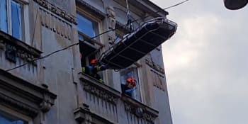Dramatický zásah u Brna: Obézní pacientku vytahovali hasiči oknem, nutný byl i autojeřáb