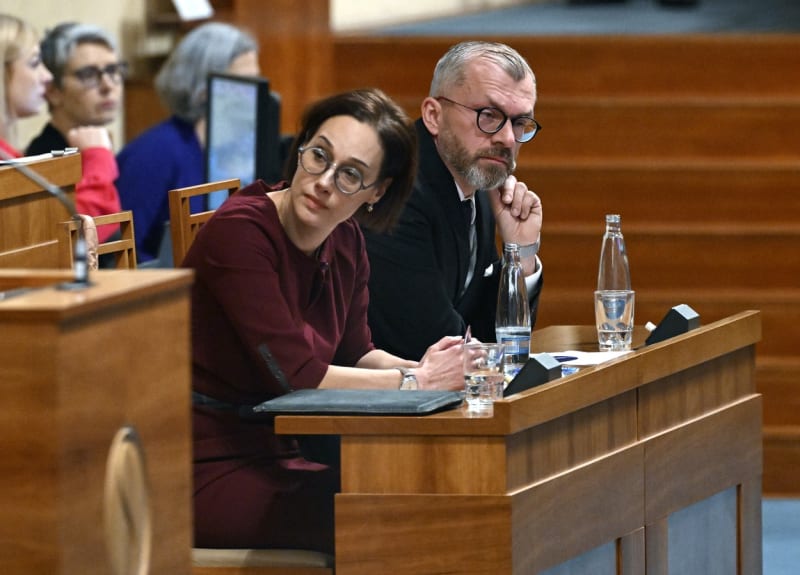 Zdeněk Kühn a Lucie Dolanská Bányaiová v Senátu (14. 12. 2023).