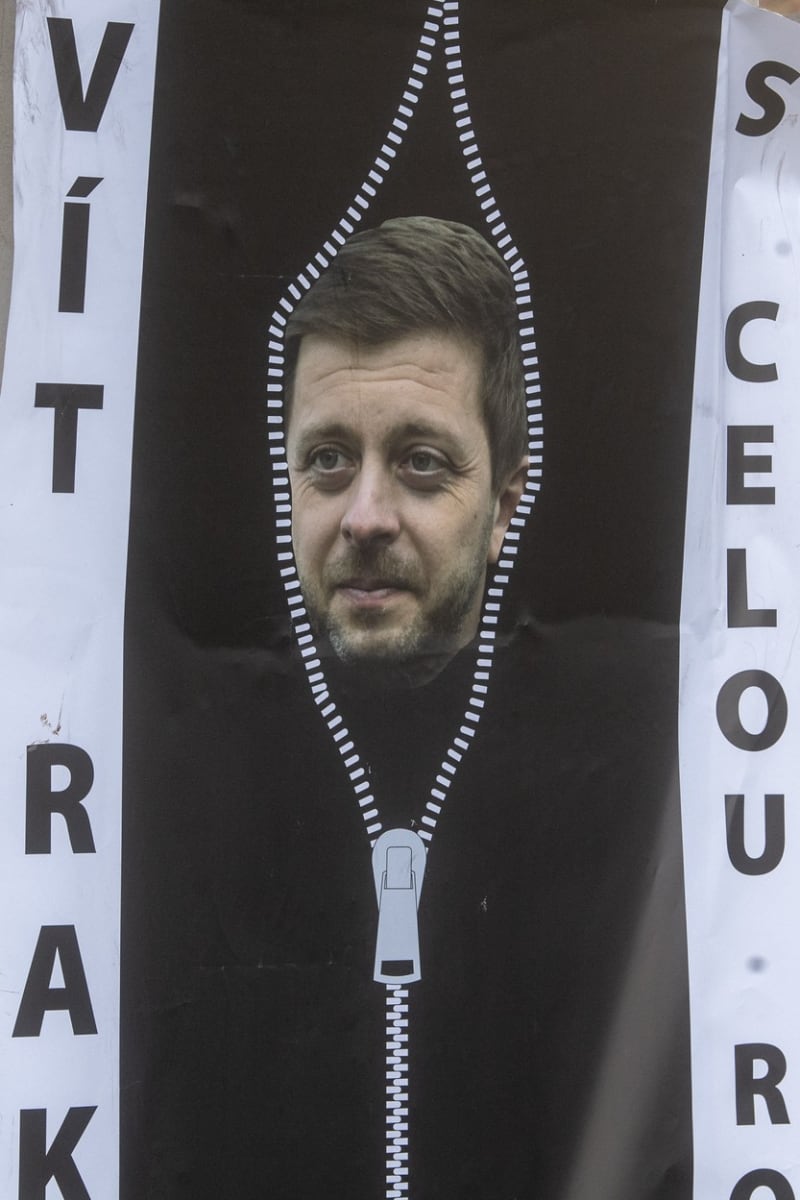 Plakáty zobrazují ministra vnitra Víta Rakušana (STAN) ve vaku na mrtvoly.