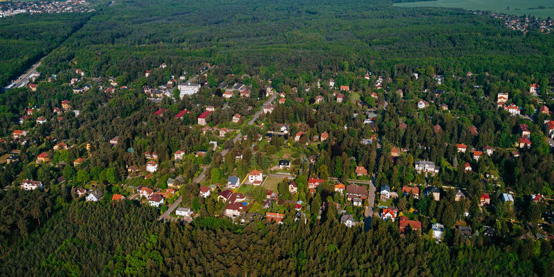 Letecký pohled na část Klánovic zanořenou do Klánovického lesa