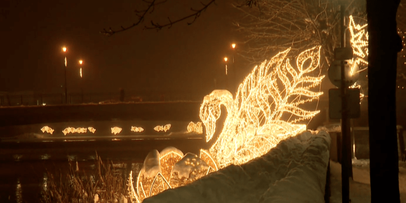 Světelná vánoční výzdoba sahá od centra Třebíče až k řece.