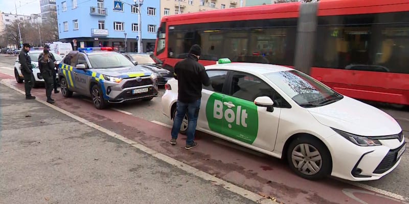Taxikář v Bratislavě napadl zákaznici.